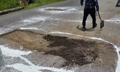 Trabajos previos de bacheo en la carretera Cabecera Municipal–Tlapetlahuaya en Huaquechula.