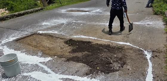 Trabajos previos de bacheo en la carretera Cabecera Municipal–Tlapetlahuaya en Huaquechula.