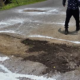 Trabajos previos de bacheo en la carretera Cabecera Municipal–Tlapetlahuaya en Huaquechula.