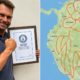 ALT: Frédéric de Lanouvelle muestra su certificado Guinness junto al mapa del recorrido con forma de flor.