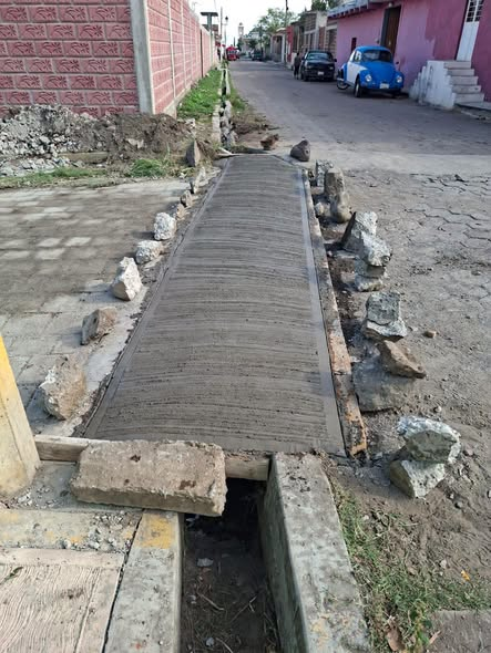 Trabajos de rehabilitación del puente y reconstrucción de guarnición entre las calles 4 Oriente y 4 Poniente en la Cabecera Municipal de Huaquechula.