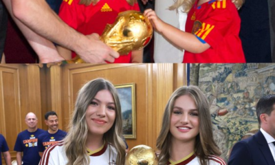 Princesa Leonor e infanta Sofía sostienen la Copa del Mundo en 2010 y 2026 tras los dos campeonatos conquistados por España.