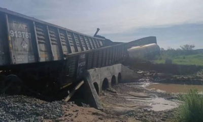 ALT: Vagones de un tren de Ferromex descarrilados en Naco, Sonora.