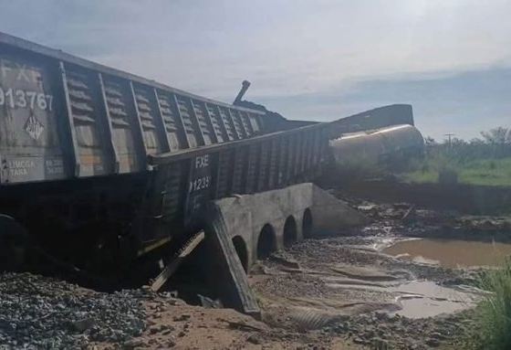 ALT: Vagones de un tren de Ferromex descarrilados en Naco, Sonora.