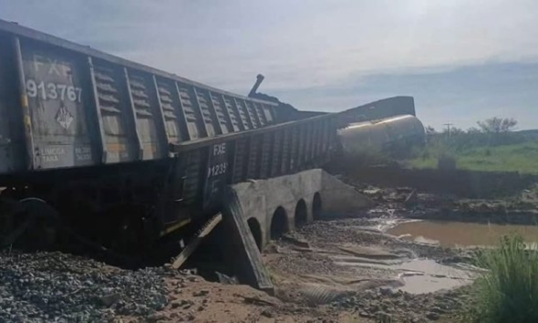 ALT: Vagones de un tren de Ferromex descarrilados en Naco, Sonora.