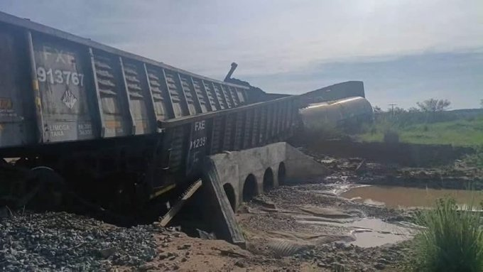 ALT: Vagones de un tren de Ferromex descarrilados en Naco, Sonora.