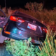 Automóvil Mazda fuera de la carretera tras un choque con un tractor en la vía Atlixco–Izúcar de Matamoros.