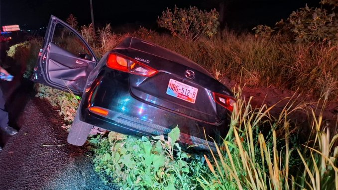 Automóvil Mazda fuera de la carretera tras un choque con un tractor en la vía Atlixco–Izúcar de Matamoros.