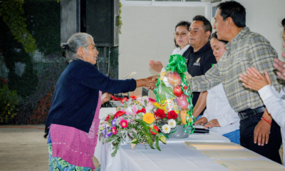 Adultos mayores de Tochimilco reciben sus visas del programa Reuniendo Familias durante una ceremonia encabezada por autoridades municipales.
