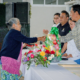 Adultos mayores de Tochimilco reciben sus visas del programa Reuniendo Familias durante una ceremonia encabezada por autoridades municipales.