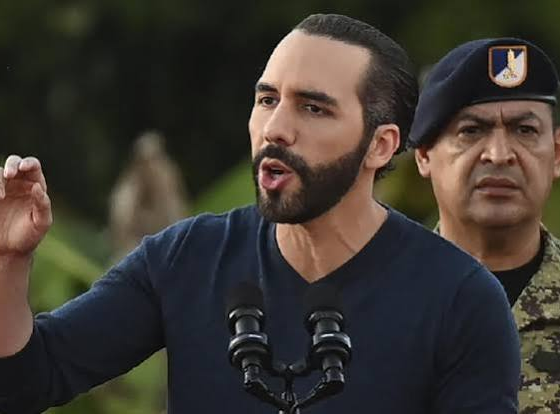 El presidente Nayib Bukele durante un mensaje público sobre la estrategia de seguridad de El Salvador, relacionada con el anuncio de más de 900 días acumulados sin homicidios.