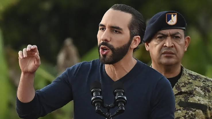 El presidente Nayib Bukele durante un mensaje público sobre la estrategia de seguridad de El Salvador, relacionada con el anuncio de más de 900 días acumulados sin homicidios.